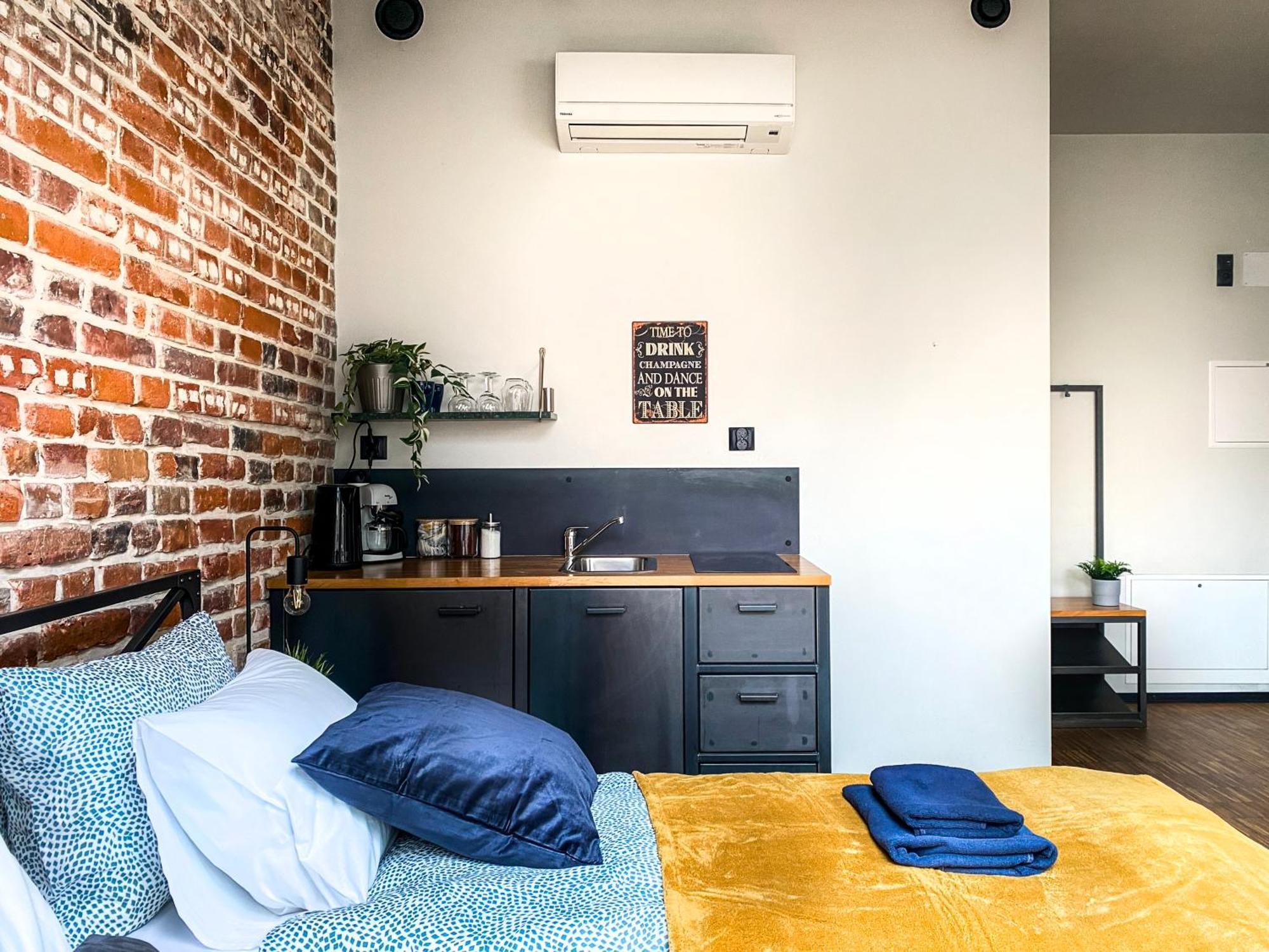 Cozy With Ac For Couples - Old Town Apartment *